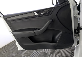 Подержанный автомобиль Skoda Rapid Liftback 2021 года (19 фото)
