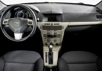 Подержанный автомобиль Opel Astra Hatchback 2008 года (11 фото)
