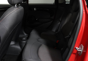 Подержанный автомобиль MINI Hatch 2019 года (20 фото)