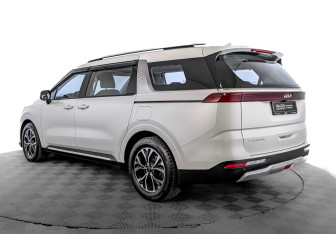 Подержанный автомобиль Kia Carnival 2022 года (7 фото)