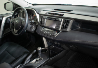 Подержанный автомобиль Toyota RAV4 2013 года (9 фото)