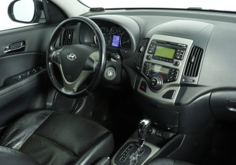 Подержанный автомобиль Hyundai i30 Hatchback 2009 года (12 фото)