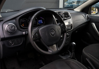 Подержанный автомобиль Renault Sandero 2018 года (12 фото)