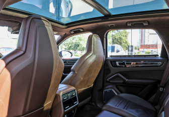 Подержанный автомобиль Porsche Cayenne 2018 года (23 фото)
