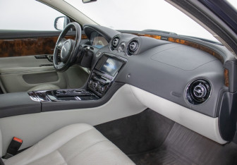 Подержанный автомобиль Jaguar XJ 2014 года (9 фото)