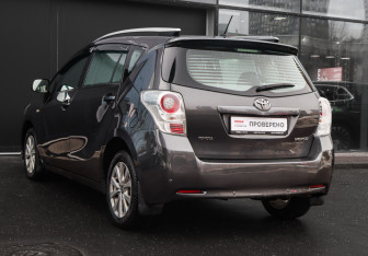 Подержанный автомобиль Toyota Verso 2012 года (6 фото)