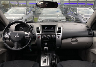 Подержанный автомобиль Mitsubishi Pajero Sport 2014 года (11 фото)