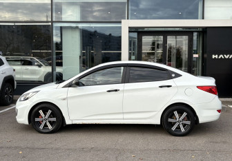 Подержанный автомобиль Hyundai Solaris Sedan 2013 года (8 фото)