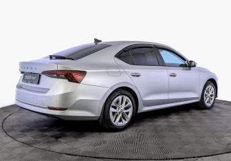 Подержанный автомобиль Skoda Octavia Liftback 2021 года (5 фото)