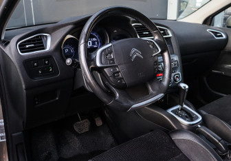 Подержанный автомобиль Citroen C4 Hatchback 2011 года (13 фото)