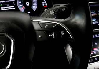 Подержанный автомобиль Audi Q8 2019 года (27 фото)