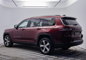 Подержанный автомобиль Jeep Grand Cherokee 2021 года (3 фото)