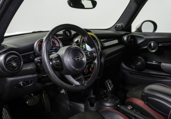 Подержанный автомобиль MINI Hatch 2019 года (10 фото)