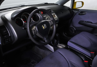 Подержанный автомобиль Honda Jazz 2006 года (15 фото)