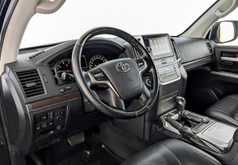 Подержанный автомобиль Toyota Land Cruiser Suv 2019 года (16 фото)