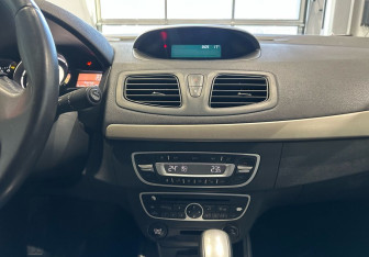 Подержанный автомобиль Renault Fluence 2012 года (16 фото)