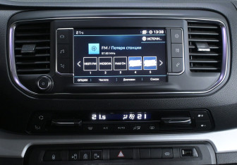 Подержанный автомобиль Peugeot Traveller 2019 года (21 фото)
