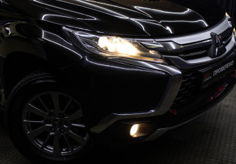 Подержанный автомобиль Mitsubishi Pajero Sport 2018 года (23 фото)