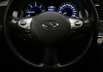 Подержанный автомобиль Infiniti FX 2012 года (10 фото)