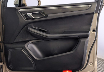 Подержанный автомобиль Porsche Macan 2016 года (24 фото)