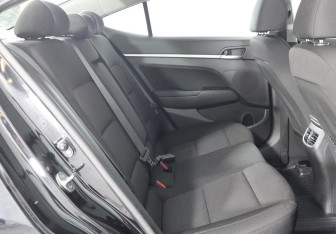 Подержанный автомобиль Hyundai Elantra Sedan 2019 года (11 фото)