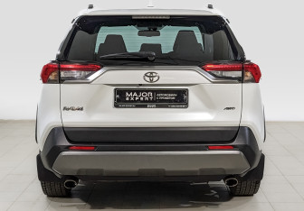 Подержанный автомобиль Toyota RAV4 2021 года (6 фото)