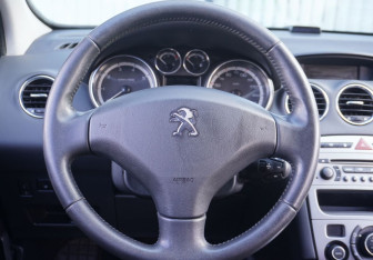 Подержанный автомобиль Peugeot 408 2012 года (13 фото)