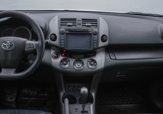 Подержанный автомобиль Toyota RAV4 2011 года (14 фото)