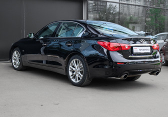 Подержанный автомобиль Infiniti Q50 2014 года (6 фото)