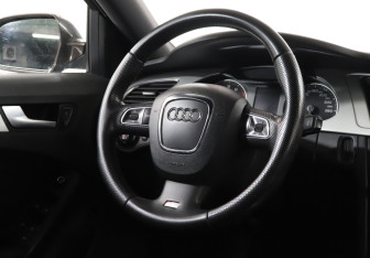 Подержанный автомобиль Audi A4 Sedan 2011 года (15 фото)