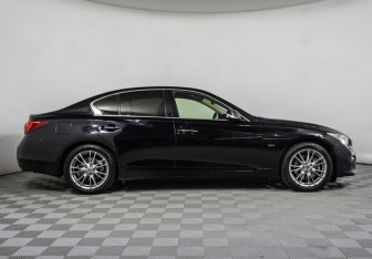 Подержанный автомобиль Infiniti Q50 2017 года (4 фото)