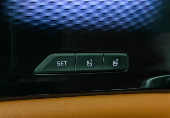Подержанный автомобиль Kia Carnival 2022 года (18 фото)