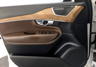 Подержанный автомобиль Volvo XC90 2019 года (18 фото)