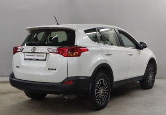 Подержанный автомобиль Toyota RAV4 2015 года (5 фото)