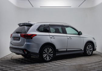 Подержанный автомобиль Mitsubishi Outlander 2020 года (5 фото)