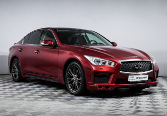 Подержанный автомобиль Infiniti Q50 2015 года (3 фото)