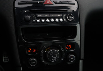 Подержанный автомобиль Peugeot 308 Hatchback 2012 года (15 фото)