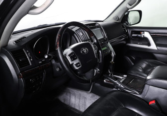 Подержанный автомобиль Toyota Land Cruiser Suv 2012 года (15 фото)