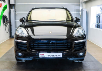 Подержанный автомобиль Porsche Cayenne 2015 года (2 фото)