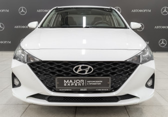 Подержанный автомобиль Hyundai Solaris Sedan 2021 года (2 фото)