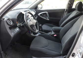 Подержанный автомобиль Toyota RAV4 2006 года (16 фото)