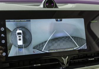 Подержанный автомобиль Voyah Dream 2023 года (16 фото)