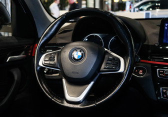 Подержанный автомобиль BMW X1 2018 года (19 фото)
