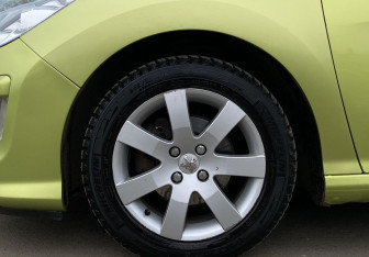 Подержанный автомобиль Peugeot 308 Hatchback 2008 года (9 фото)