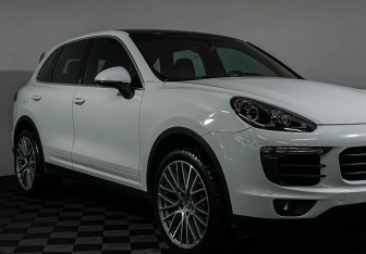 Подержанный автомобиль Porsche Cayenne 2015 года (20 фото)