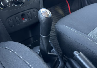 Подержанный автомобиль Renault Sandero 2020 года (21 фото)