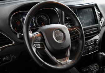 Подержанный автомобиль Jeep Cherokee 2018 года (14 фото)
