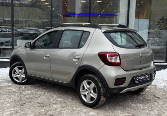 Подержанный автомобиль Renault Sandero 2018 года (6 фото)