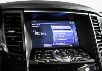 Подержанный автомобиль Infiniti QX70 2013 года (14 фото)