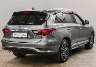 Подержанный автомобиль Infiniti QX60 2017 года (5 фото)